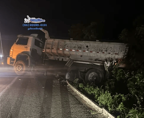 Grave acidente entre carro e caçamba é registrado na BR-304 entre Assú e&nbsp;Mossoró