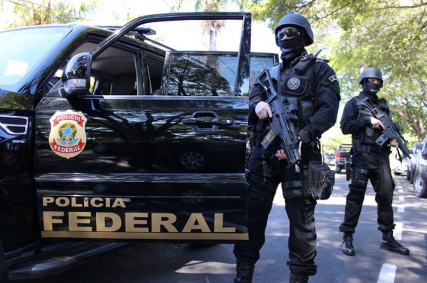 PF cumpre mandados contra líder do governo Lula no Senado em nova fase da Operação Compliance Zero