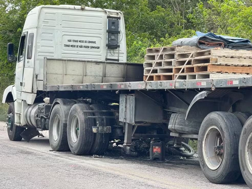 Casal morre após moto ser atingida e arrastada por caminhão na Grande&nbsp;Natal