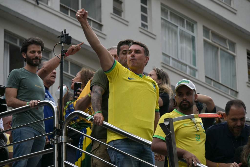 Alerta na Campanha: Flávio Bolsonaro triplica segurança e adota colete balístico permanente após 2 mil ameaças