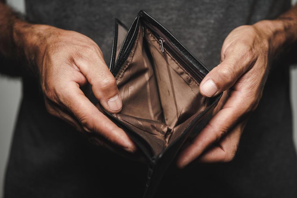 Decreto vs. Realidade: O salário mínimo vai para R$ 1.717 em 2027, mas o que ele realmente consegue&nbsp;comprar?
