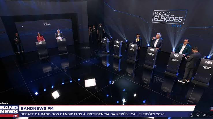 Púlpitos Vazios na Estreia: Como a Ausência dos Favoritos Moldou o 1º Debate Presidencial de 2026.