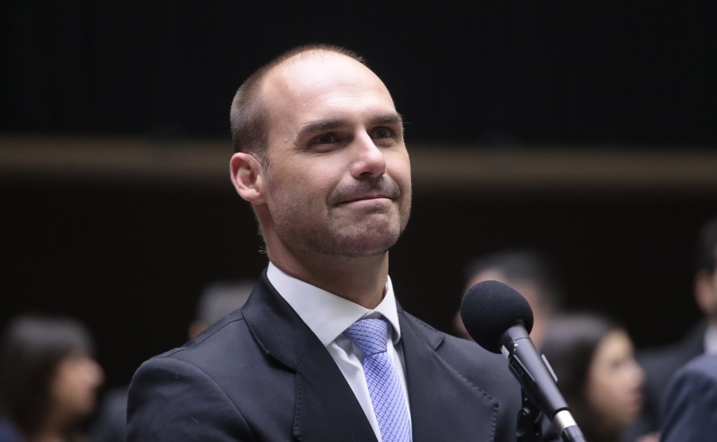 A Queda Funcional de Eduardo Bolsonaro: O que a demissão da PF por abandono de cargo revela sobre as regras do serviço público.