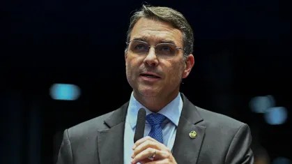 De olho no 2º turno, Flávio Bolsonaro reage a especulações sobre ministérios e dispara: “Não acredite”