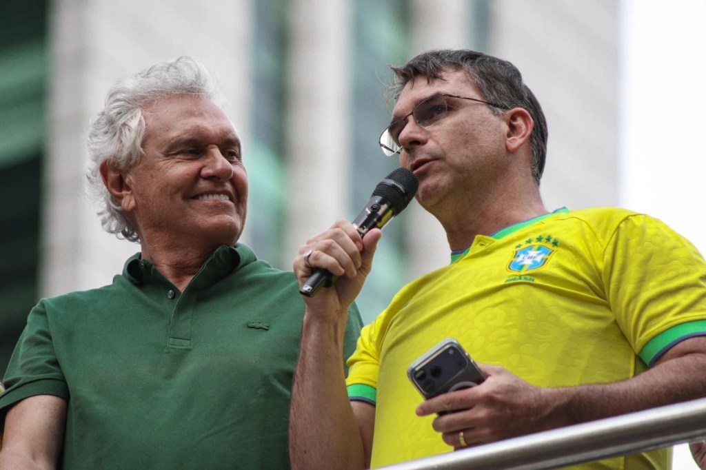 Flávio Bolsonaro avança com apoios de Zema e Caiado enquanto Lula muda rota e ataca o&nbsp;STF.