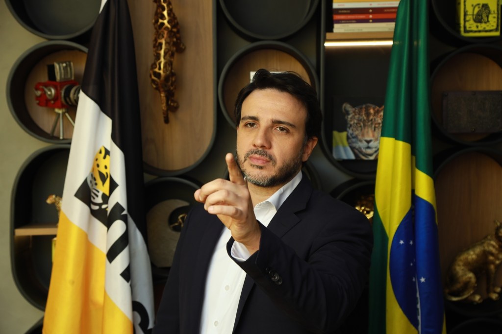 Batalha Judicial: Renan Santos recorre ao STF após presidente do TSE negar participação em debate da Globo